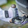Hände mit LUX Werkzeughandschuhen Ladies Protect Gr. 7 beim Arbeiten.
