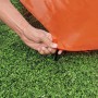 Detailaufnahme: Hand befestigt Bestway H2OGO! Wasserrutsche am Boden.