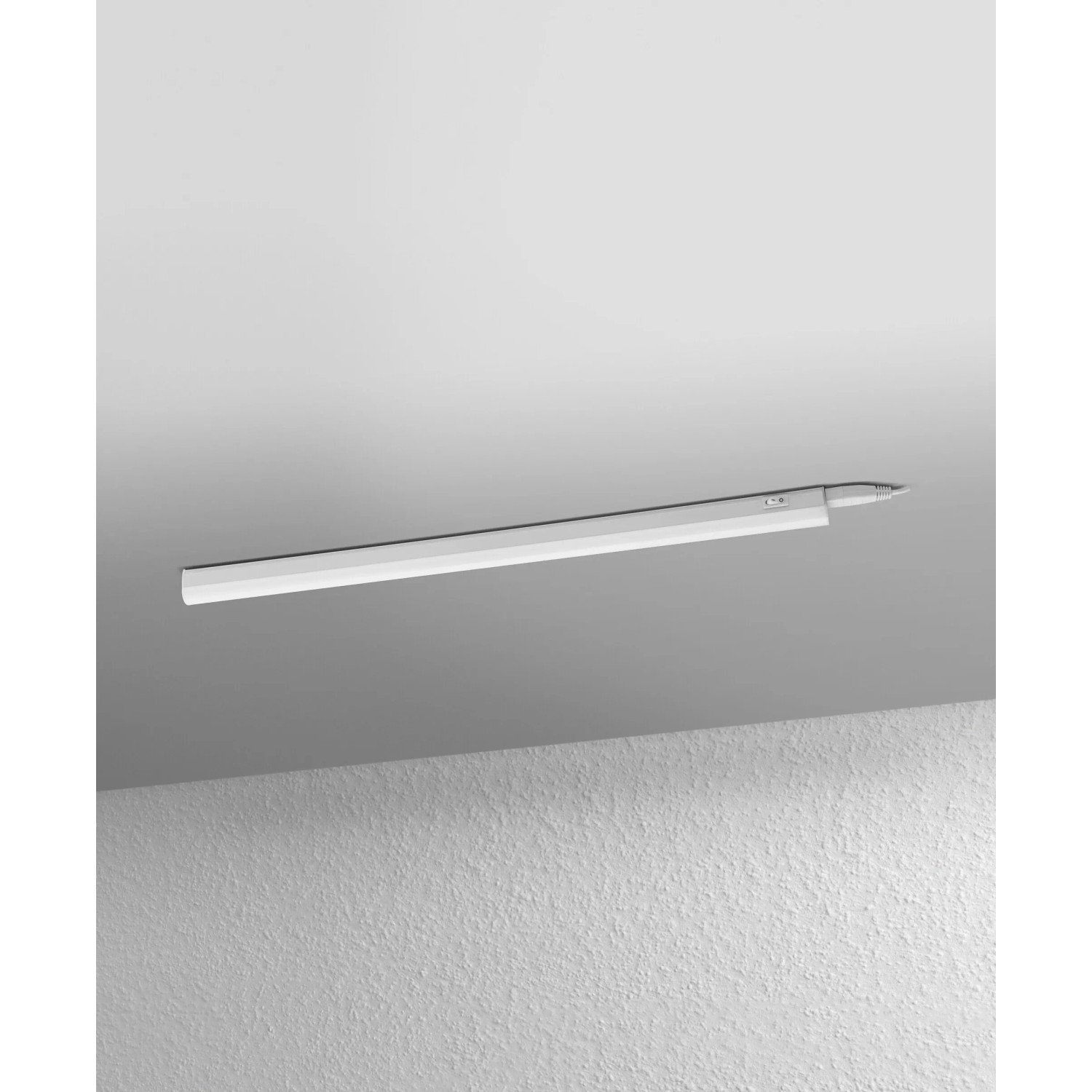 Weiße Ledvance LED-Lichtleiste Switch Batten, 60 cm, an Decke montiert.