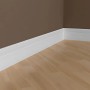 Weisse PROFHOME Sockelleisten (18 Stk.) im Set an brauner Wand und hellem Holzboden.