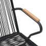 Detailansicht: Schwarzer Gartenstuhl aus PVC-Rattan mit Armlehne aus Teakholz, Teil der 3-tlg. Essgruppe.