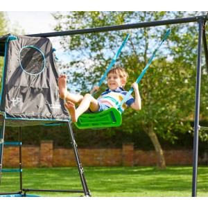 Kind schaukelt auf dem TP Toys Klettergerüst Move, schwarz mit Spielturm.