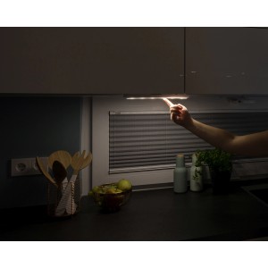 Müller-Licht LED Unterbauleuchte Mobina 10 Weiß in Küche mit Hand beim Einschalten.