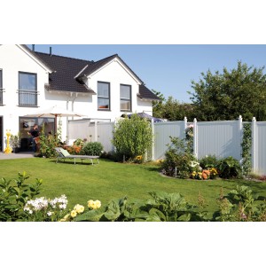 Weißes Gartenzaun Tor Longlife Riva (98x180cm) vor einem grünen Garten mit Haus.