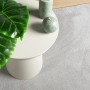 Grauer vidaXL OVIEDO Kurzflor Teppich mit weicher Textur, in gemütlicher Einrichtung mit Beistelltisch.