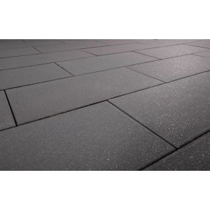Verlegte, anthrazitfarbene EHL Mirano Pflastersteine (15x30x8 cm) mit feiner, glimmernder Oberfläche.