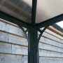 Detailansicht des anthrazitfarbenen Palram Canopia Monaco Gartenpavillons mit LED-Set.