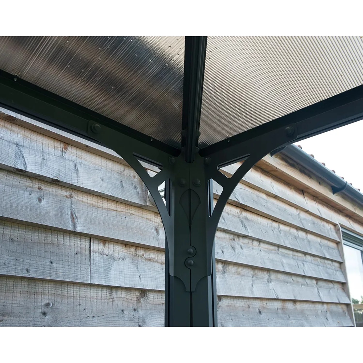 Detailansicht des anthrazitfarbenen Palram Canopia Monaco Gartenpavillons mit LED-Set.