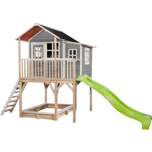 Graues EXIT Loft 750 Holzspielhaus mit Rutsche, Leiter und Sandkasten.