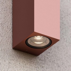 Moderne, braune LED Außenwandleuchte Tavi aus Aluminium, 2-flammig und spritzwassergeschützt.