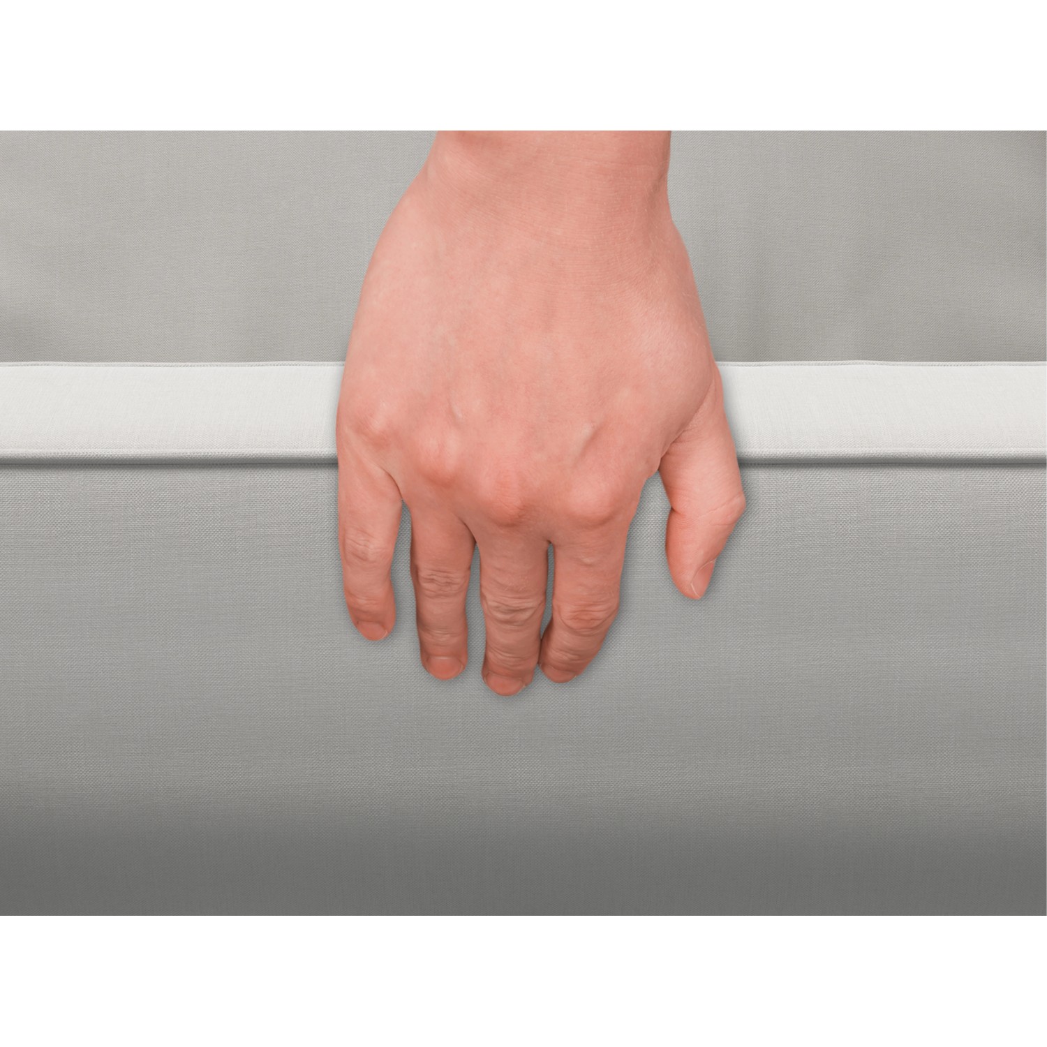 Detailaufnahme: Hand berührt Polster der Loungegruppe Moonbeam.