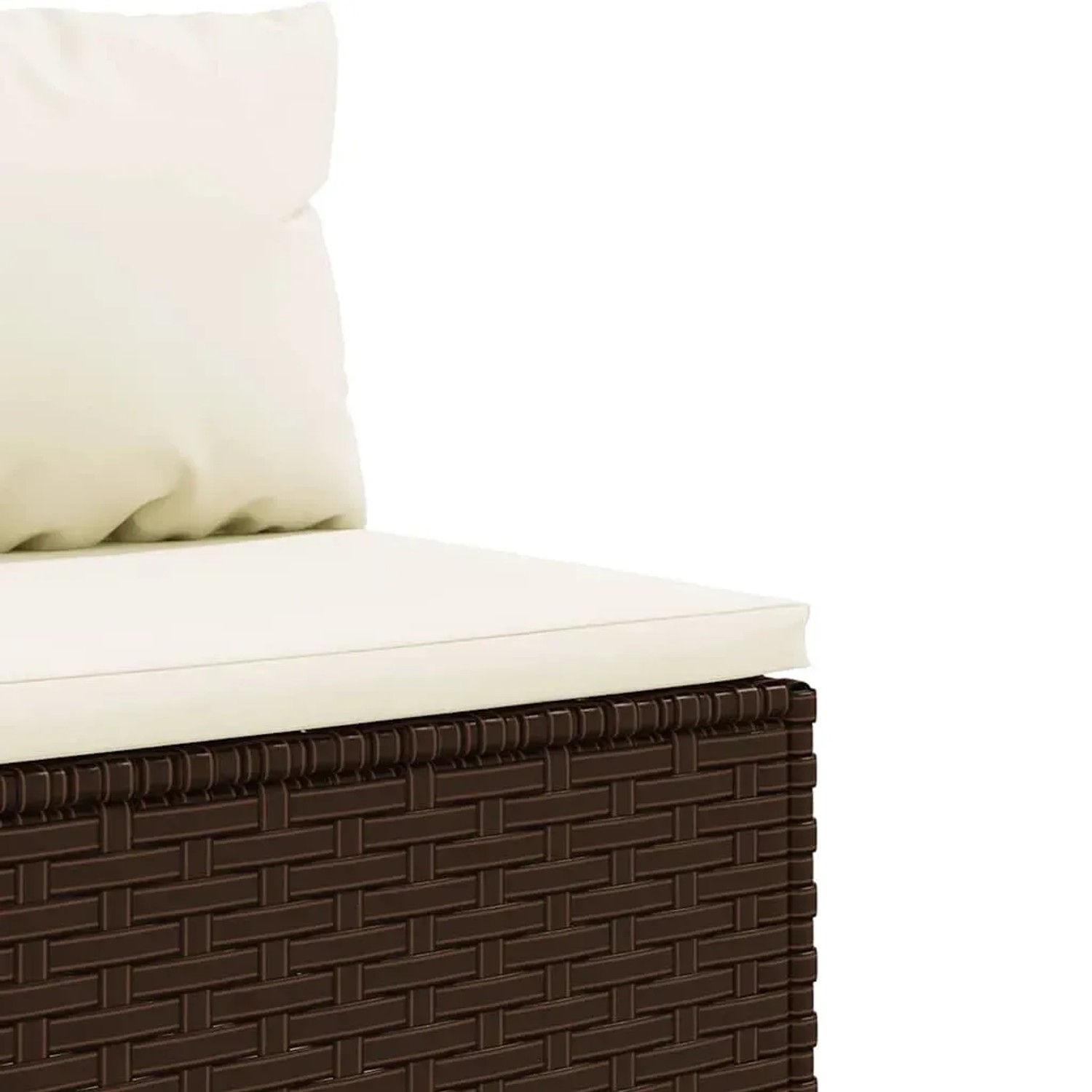 Detailaufnahme: Braunes Poly Rattan Gartenlounge-Set mit cremeweißen Kissen.