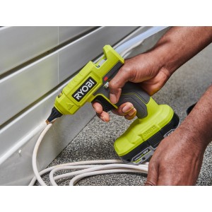 Ryobi Akku-Heißklebepistole RGLU18-0 One+ in Aktion, 18V, mit 12 mm Klebesticks.