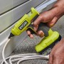 Ryobi Akku-Heißklebepistole RGLU18-0 One+ in Aktion, 18V, mit 12 mm Klebesticks.