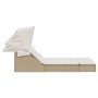 Beige Doppel-Sonnenliege aus Poly Rattan mit Dach und Auflagen.