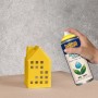 Belton Free AQUAcolours Buntlack RAL 1021 Rapsgelb hochglänzend beim Lackieren eines gelben Hauses.