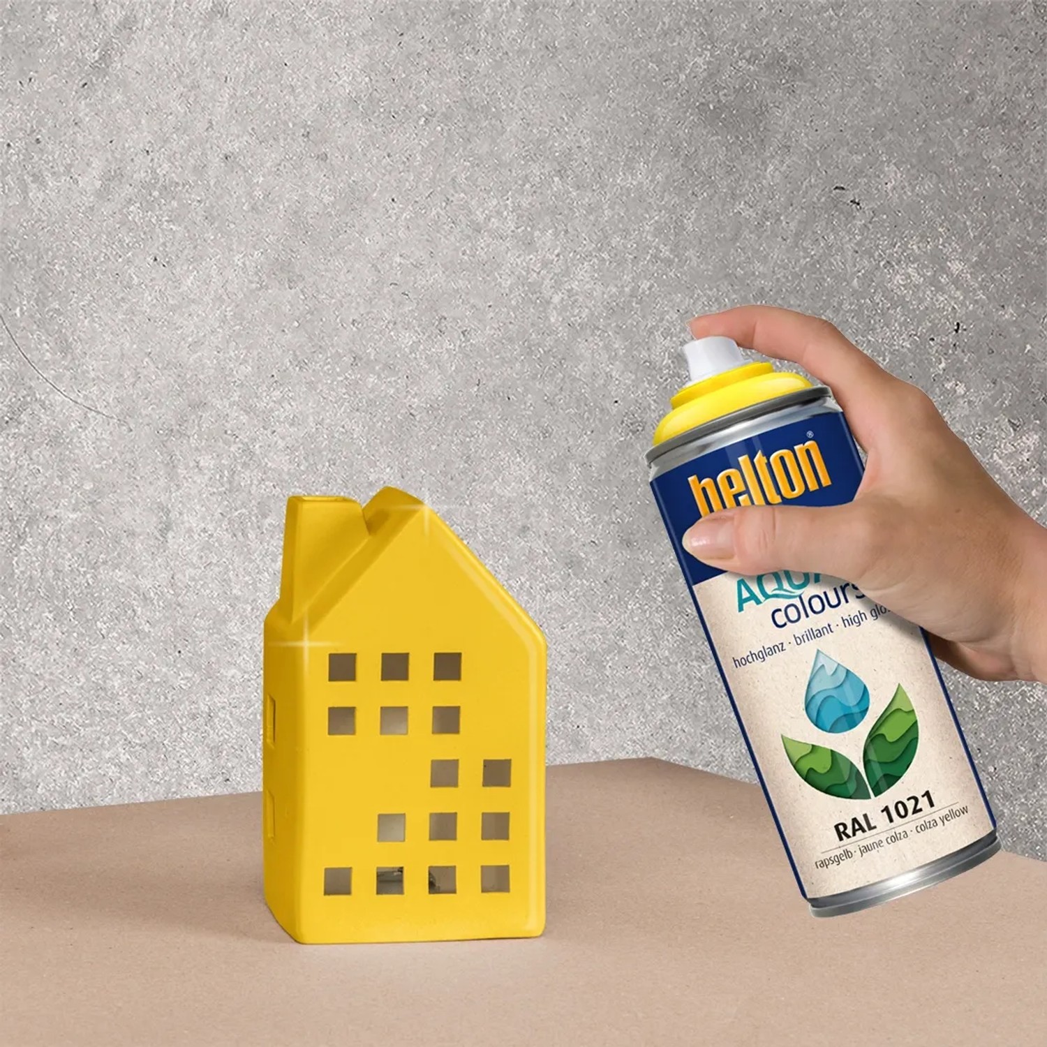 Belton Free AQUAcolours Buntlack RAL 1021 Rapsgelb hochglänzend beim Lackieren eines gelben Hauses.