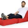 Mann entspannt auf rotem Sitting Point Sessel Twist Scuba. Bequemer Sitzsack für Indoor & Outdoor.