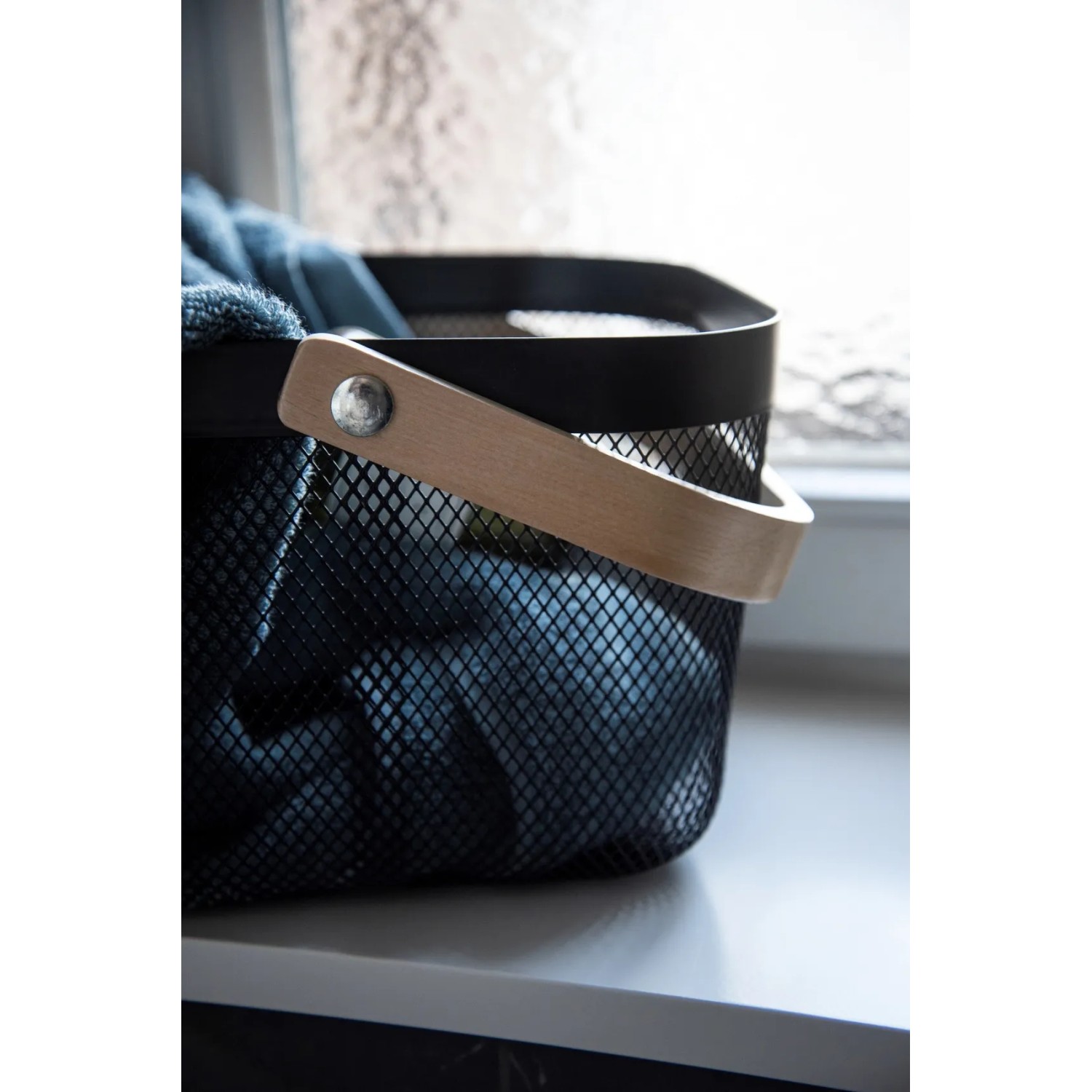 WENKO Badaufbewahrung Bambusa, schwarzer Stahlkorb mit Bambusgriff, zur Aufbewahrung im Bad.