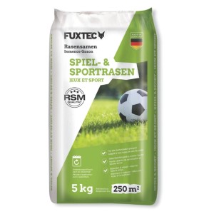 FUXTEC Rasensamen Spiel- & Sportrasen 5 kg. Weiße Tüte mit Fußball auf grünem Gras. Belastbar, trittfest, hohe Keimfähigkeit.
