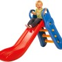 Kind rutscht auf der roten und blauen BIG Fun Slide Rutsche im Garten.
