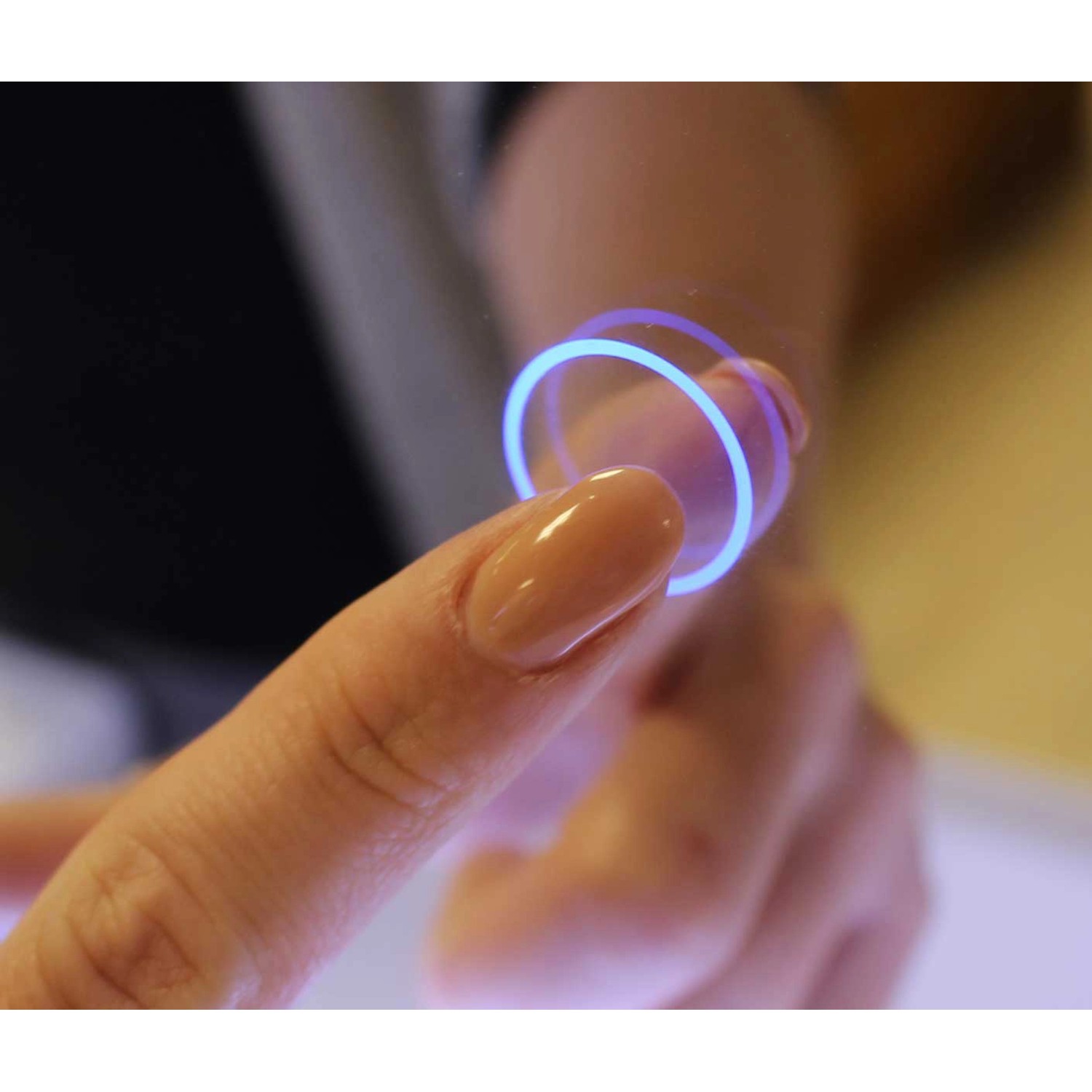 Detailaufnahme: Finger berührt Touch-Bedienung des Posseik LED-Lichtspiegels.
