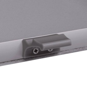 Detailaufnahme: Graues Verdunkelungsrollo PK06 mit Bedienelement für Velux Fenster.