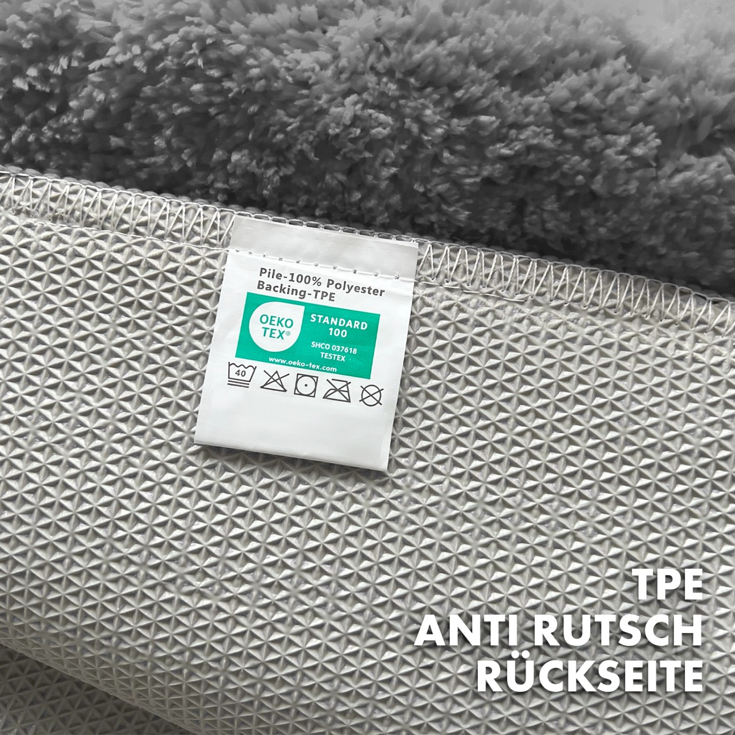 Detailaufnahme der rutschfesten Rückseite der dunkelgrauen Karat Badematte Maris.