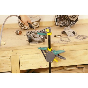 Wolfcraft Einhandzwinge EHZ Pro 100-700 beim Spannen eines Werkstücks.