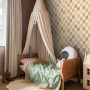 Kinderzimmer mit ESTAhome Tapete Karomuster in Beige, Braun und Grün.