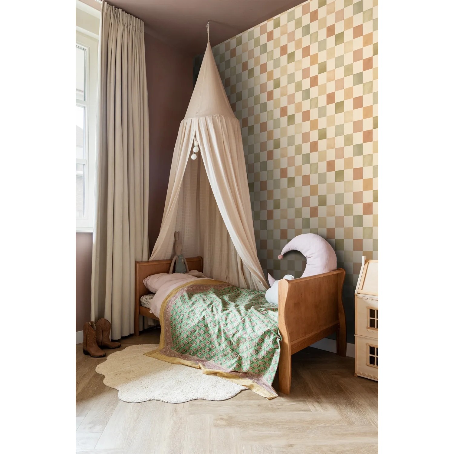 Kinderzimmer mit ESTAhome Tapete Karomuster in Beige, Braun und Grün.