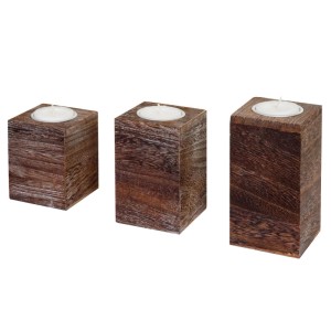 3er Set braune Teelichthalter aus Paulowniaholz im Shabby-Look. Quadratische Kerzenhalter in drei Größen mit Teelichtern.