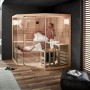 Große, helle Sauna SKYLINE BIG aus Tannenholz mit Glasfront und zwei Personen auf den Bänken.