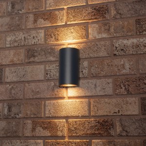 Schwarze, halbrunde LED`s light Außenwandleuchte (2-flammig) an einer Backsteinwand.