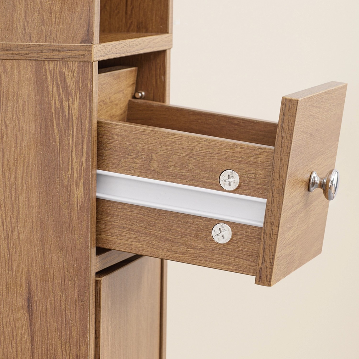 Detailaufnahme: SoBuy Bad Hochschrank BZR34-II-PF mit offener Schublade. Badmöbel zur Aufbewahrung.