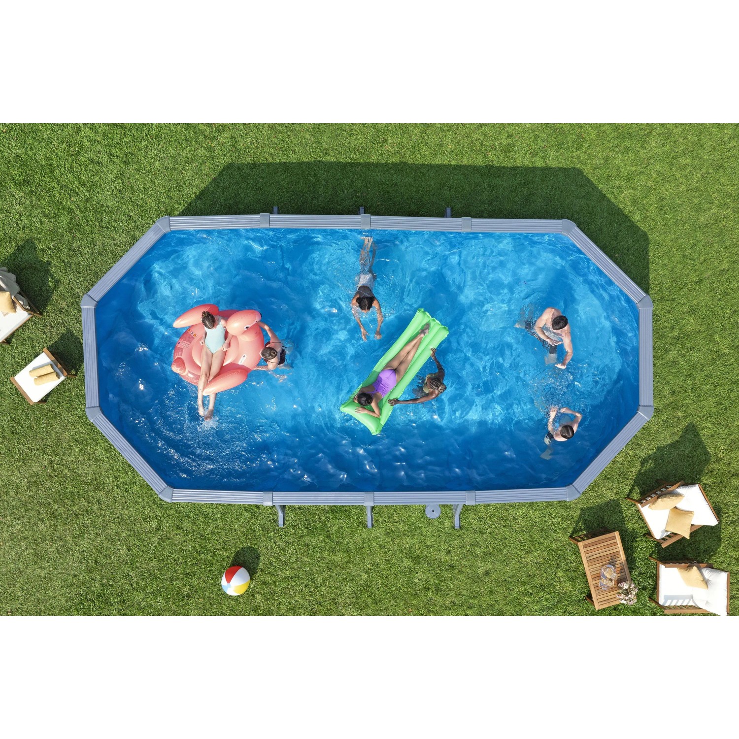 Ovaler Bestway Hydrium Stahlwandpool in Holzoptik, gefüllt mit Wasser und mehreren Badegästen von oben.