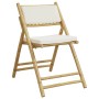 Klappbarer Bistrostuhl aus Bambus mit cremeweißen Kissen, Teil eines 5-tlg. Gartenmöbel Sets.