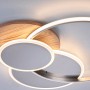 Moderne LED-Deckenleuchte Palma mit Holzdekor und silberfarbenen Ringen für Wohnräume.