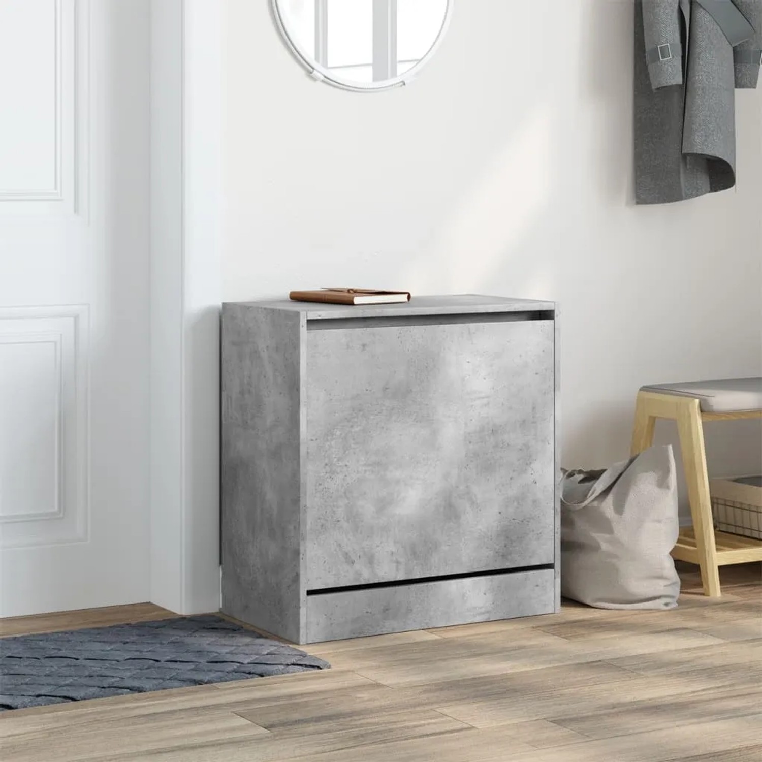Betongrauer Schuhschrank mit einer Klappe im Flur. Modernes Design für Schuhkipper.