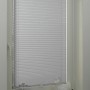 Graues Gardinia Plissee Concept Tageslicht, 70x130 cm, am Fenster montiert.