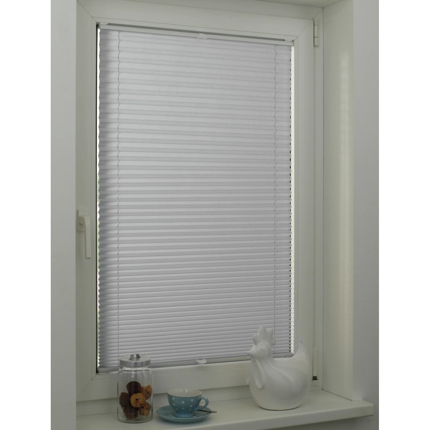 Graues Gardinia Plissee Concept Tageslicht, 70x130 cm, am Fenster montiert.