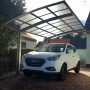 Ximax Carport Portoforte-80 im Edelstahl-Look mit Auto. Moderner Metallcarport mit gebogenem Dach.