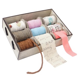 MCW Deko-Box mit 9 Rollen Bändern in verschiedenen Farben und Mustern für Weihnachtsdekoration.