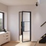 Geöffnete, satinierte Glastür mit schwarzem Rahmen und drei Feldern im modernen Wohnraum.