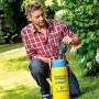 Mann nutzt Gloria AutoPump Set Drucksprühgerät zur Pflanzenpflege im Garten.