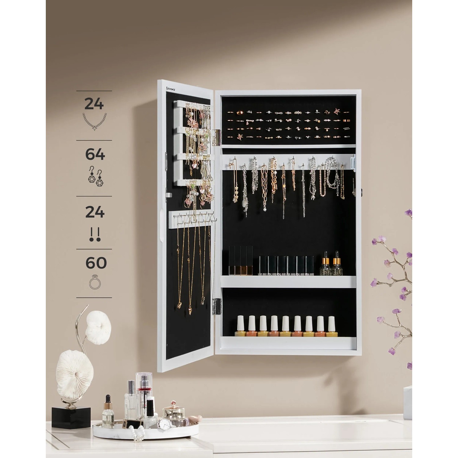 Offener, weißer Songmics Schmuckschrank Berit zur Wandmontage mit Schmuck und Kosmetikartikeln.