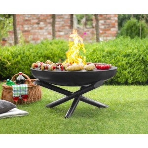 Schwarze Wilk Feuerschale Indiana (Ø 60 cm) mit Grillgut und Flammen im Garten.