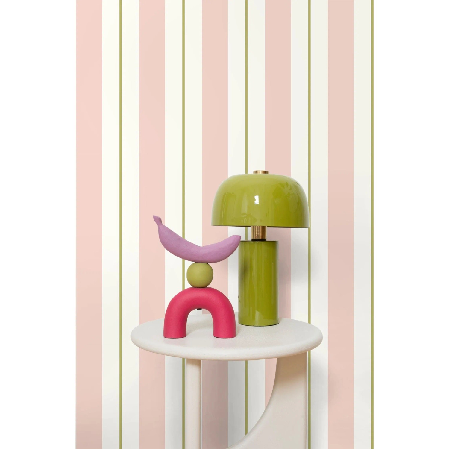 ESTAhome Streifen Tapete in Rosa, Olivgrün und Weiß an Wand mit Tisch und Deko.