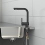 Schwarze Schütte Spültischarmatur London mit Ausziehbrause am Spülbecken.