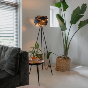 Moderne schwarze Stehlampe aus Stoff, passend zur Kategorie Innenleuchten.